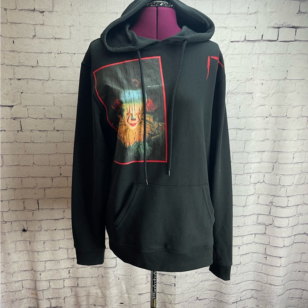 It size small black graphic hoodie